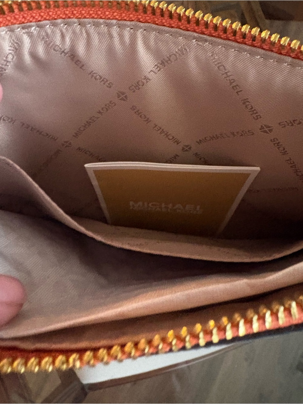 🧡🧡MICHAEL KORS JET SET XL ZIP CLUTCH LEATHER TANGERINE WRISTLET!🧡🧡 - Picture 6 of 9